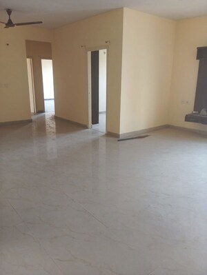 Room in 3.5 BHK Apartment at Nandakini Alaknanda Estate, Amar Shaheed Path – for Rent
