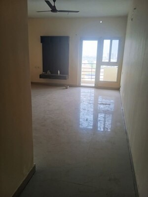 Room in 3.5 BHK Apartment at Nandakini Alaknanda Estate, Amar Shaheed Path – for Rent