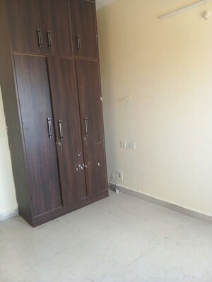 Room in 3.5 BHK Apartment at Nandakini Alaknanda Estate, Amar Shaheed Path – for Rent
