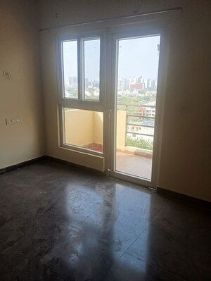 Room in 3.5 BHK Apartment at Nandakini Alaknanda Estate, Amar Shaheed Path – for Rent
