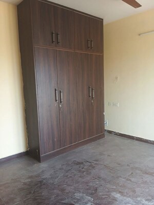 Room in 3.5 BHK Apartment at Nandakini Alaknanda Estate, Amar Shaheed Path – for Rent