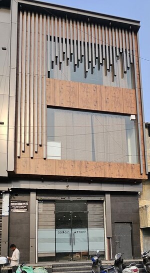  Showroom For Rent in Mahavir Colony