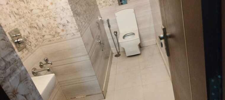Bathroom, safdarjung enclave 4 Bedroom 200 Sq.Yd. Builder Floor In Safdarjung Enclave Delhi 10460621