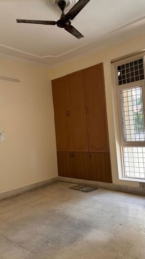 Room in 3 BHK Apartment at Kalibari Apartments, Sector 21d – for Rent