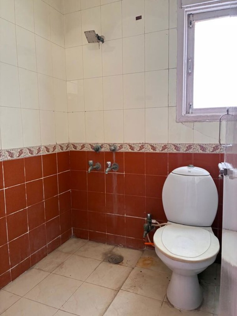 Bathroom, lalleshwari-vatika-cghs 2 Bedroom 1100 Sq.Ft. Apartment In Sector 21d Faridabad 10460661