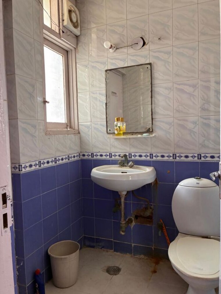 Bathroom, lalleshwari-vatika-cghs 2 Bedroom 1100 Sq.Ft. Apartment In Sector 21d Faridabad 10460661