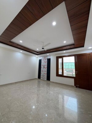 Room in 5 BHK Builder Floor at Sector 21c – for Sale