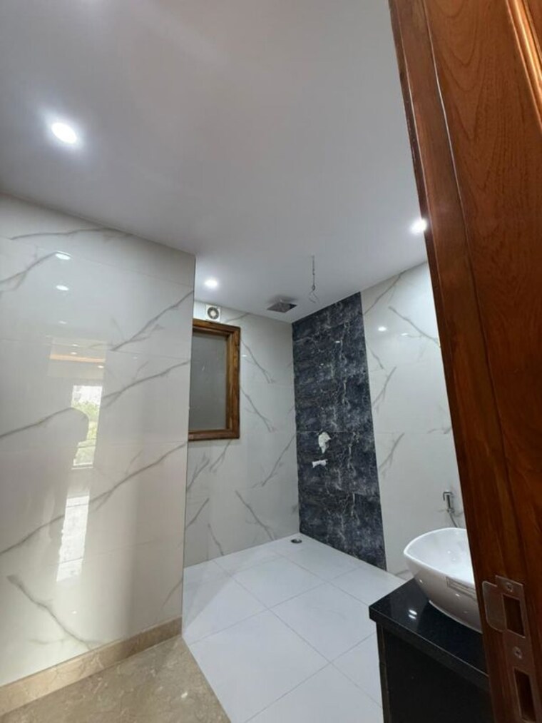 Bathroom, sector 21c 5 Bedroom 500 Sq.Yd. Builder Floor In Sector 21c Faridabad 10460735