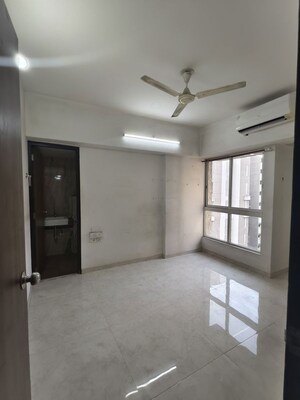 Room in 2 BHK Apartment at Lodha Amara, Kolshet Road – for Rent