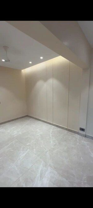 Room in 2 BHK Apartment at Sagar Sangeet CHS Colaba, Colaba – for Rent
