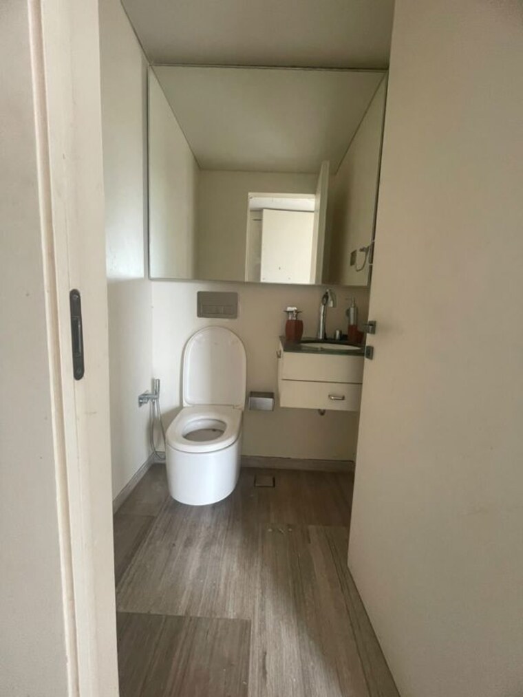 Bathroom, lodha-world-one 3 Bedroom 2015 Sq.Ft. Apartment In Worli Mumbai 10460892