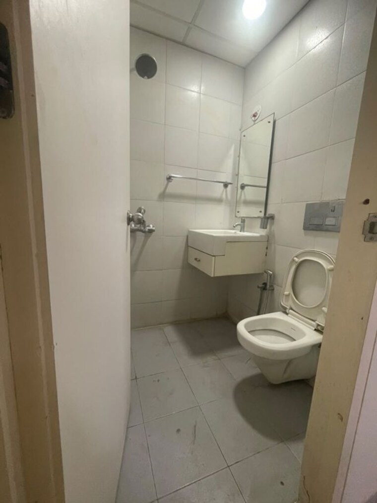Bathroom, lodha-world-one 3 Bedroom 2015 Sq.Ft. Apartment In Worli Mumbai 10460892