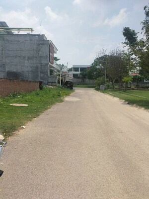 Parking in 3.5 BHK Builder Floor at Sushant Golf City – for Rent