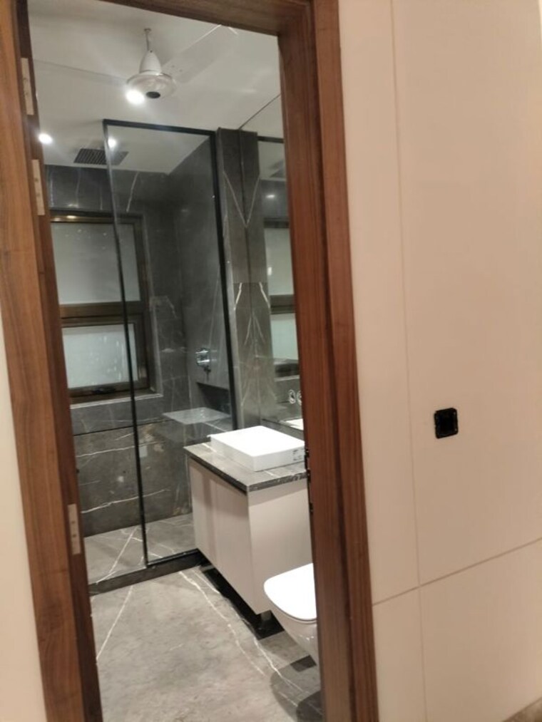 Bathroom, dlf phase iv 4 Bedroom 316 Sq.Yd. Builder Floor In Dlf Phase iv Gurgaon 10460963