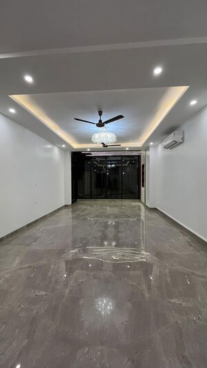 Room in 4 BHK Builder Floor at Sushant Lok ii – for Sale