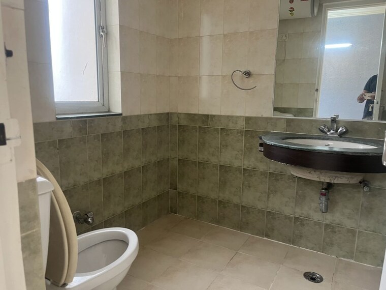 Bathroom, bestech-park-view-city-2 3.5 Bedroom 2153 Sq.Ft. Apartment In Sector 49 Gurgaon 10461057