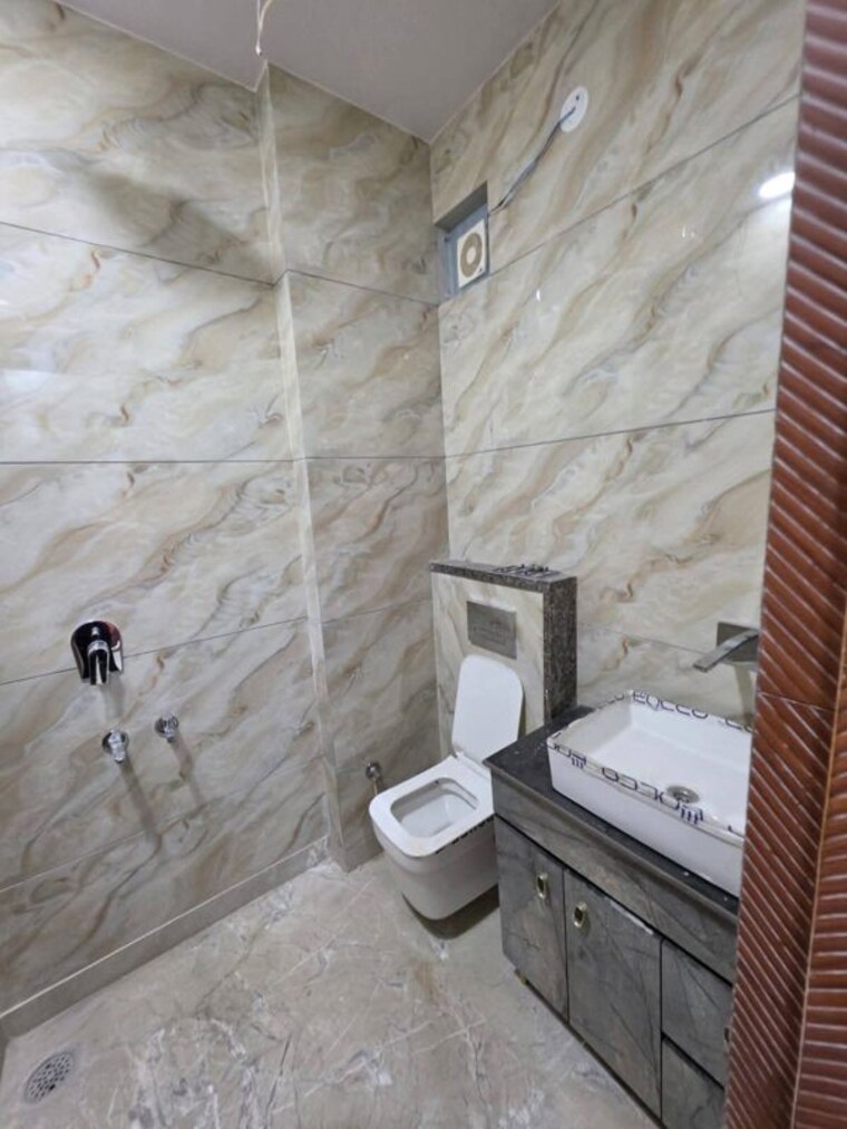 Bathroom, saket 2 Bedroom 800 Sq.Ft. Apartment In Saket Delhi 10461107