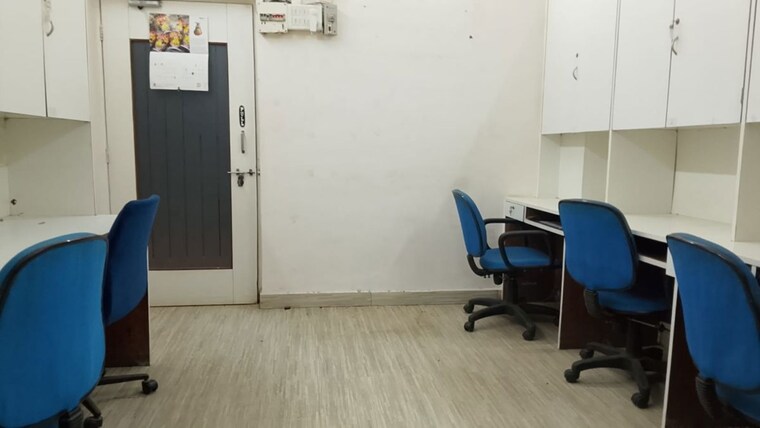 Room, kuber-complex Commercial Office Space 450 Sq.Ft. In Andheri West Mumbai 10461106