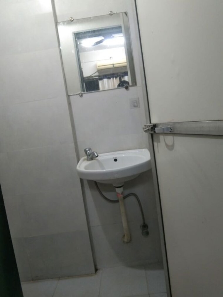 Bathroom, parel Pg For Boys & Girls In Parel 10461167