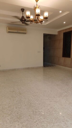 Room in 3 BHK Builder Floor at Sarvapriya Vihar – for Rent