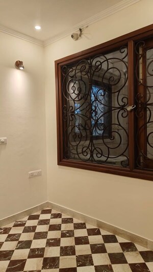 Furnished Amenities in 3 BHK Builder Floor at Sarvapriya Vihar – for Rent