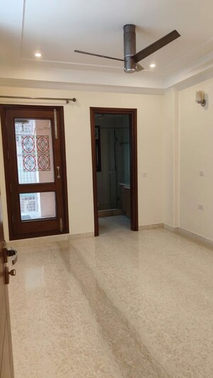 Room in 3 BHK Builder Floor at Sarvapriya Vihar – for Rent