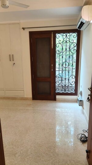 Room in 3 BHK Builder Floor at Sarvapriya Vihar – for Rent