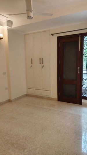 Room in 3 BHK Builder Floor at Sarvapriya Vihar – for Rent