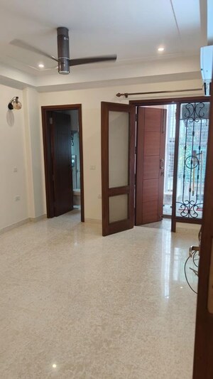Room in 3 BHK Builder Floor at Sarvapriya Vihar – for Rent