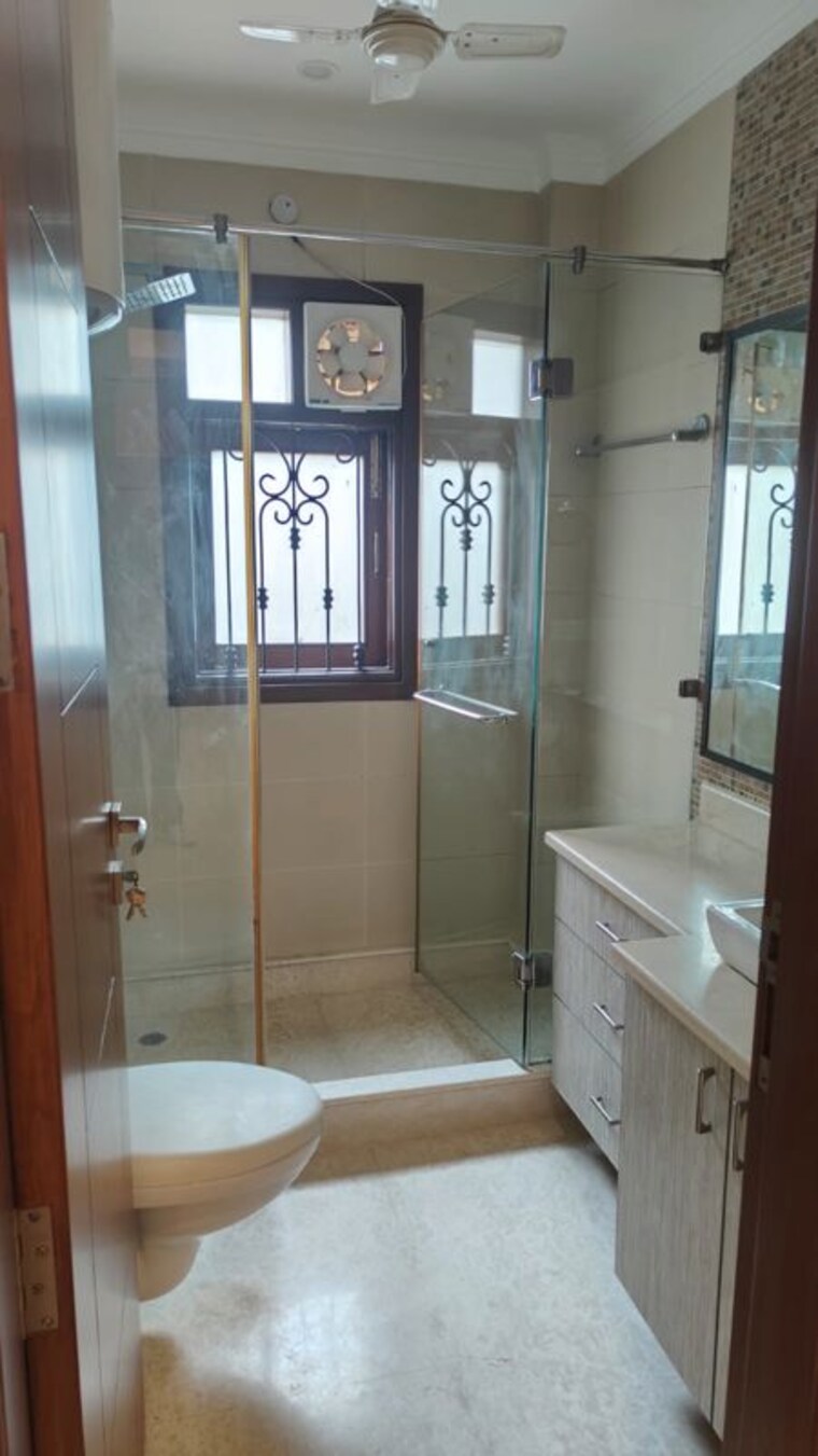 Bathroom, sarvapriya vihar 3 Bedroom 190 Sq.Yd. Builder Floor In Sarvapriya Vihar Delhi 10461281