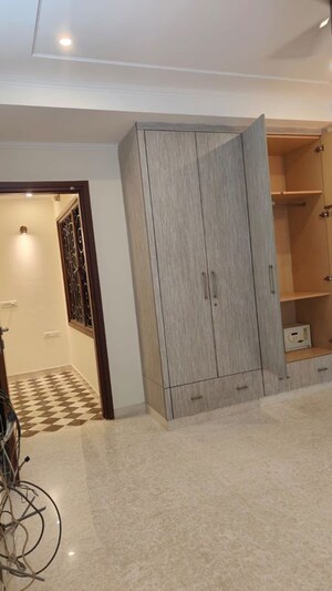 Room in 3 BHK Builder Floor at Sarvapriya Vihar – for Rent