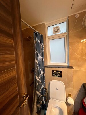 Furnished Amenities in 3 BHK Apartment at DLF Park Place, Sector 54 – for Sale