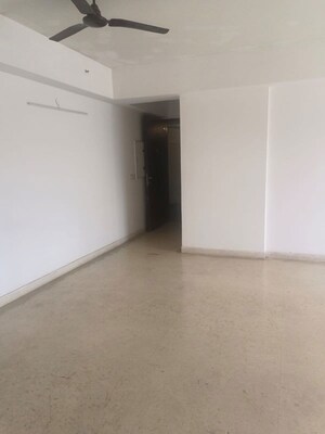 Room in 3 BHK Apartment at DLF Regal Gardens, Sector 90 – for Rent