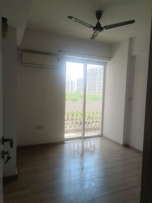 Room in 3 BHK Apartment at DLF Regal Gardens, Sector 90 – for Rent