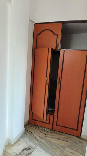 Furnished Amenities in 2 BHK Apartment at Savitri Smriti CHS, Santacruz East – for Rent
