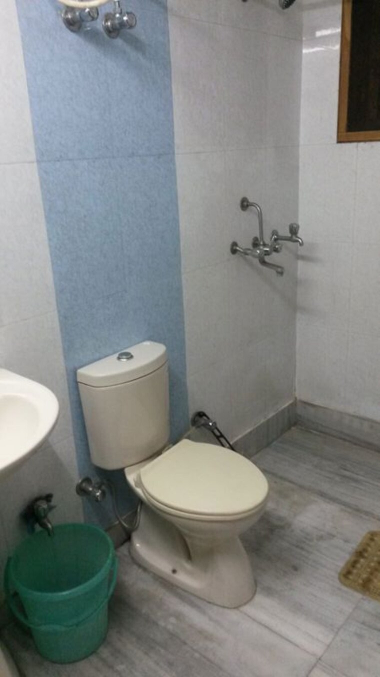 Bathroom, dlf-belvedere-towers 4 Bedroom 1740 Sq.Ft. Builder Floor In Sector 24 Gurgaon 10461324