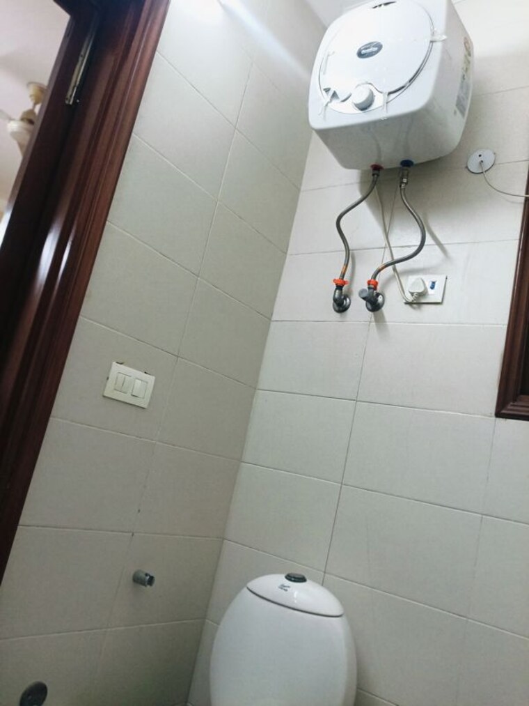 Bathroom, lajpat nagar iii 3 Bedroom 2000 Sq.Ft. Builder Floor In Lajpat Nagar Iii Delhi 10461427