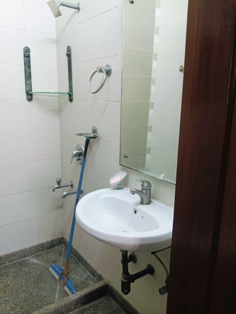 Bathroom, lajpat nagar iii 3 Bedroom 2000 Sq.Ft. Builder Floor In Lajpat Nagar Iii Delhi 10461427