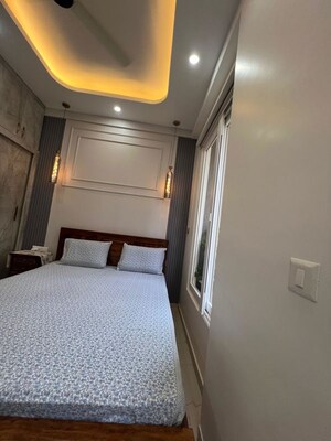 Furnished Amenities in 3 BHK Apartment at DLF Park Place, Sector 54 – for Rent