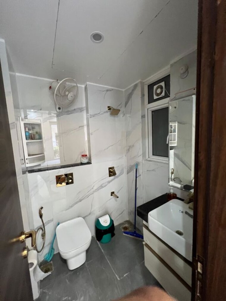 Bathroom, dlf-park-place 3 Bedroom 1981 Sq.Ft. Apartment In Sector 54 Gurgaon 10461871