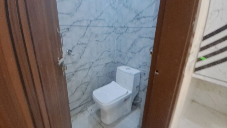 Bathroom, razapur khurd 5 Bedroom 60 Sq.Yd. Independent House In Razapur Khurd Delhi 10461956
