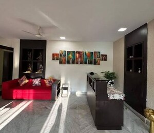 Parking in 5 BHK Villa at Juhu – for Rent