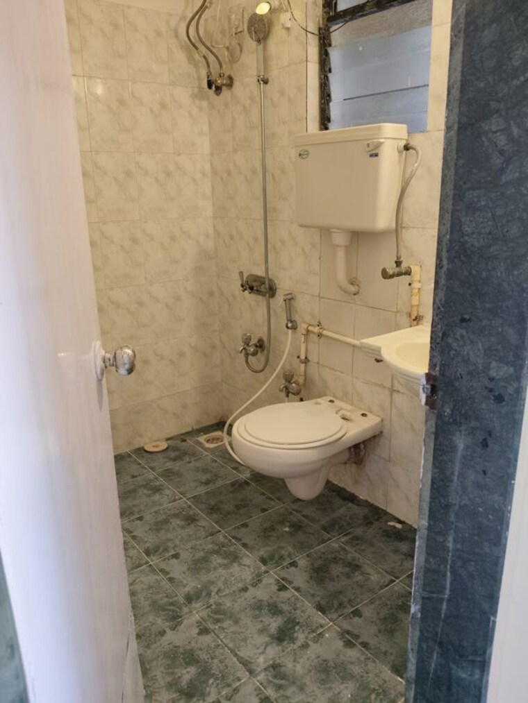 Bathroom, sumeru-chs 2 Bedroom 750 Sq.Ft. Apartment In Andheri West Mumbai 10462059