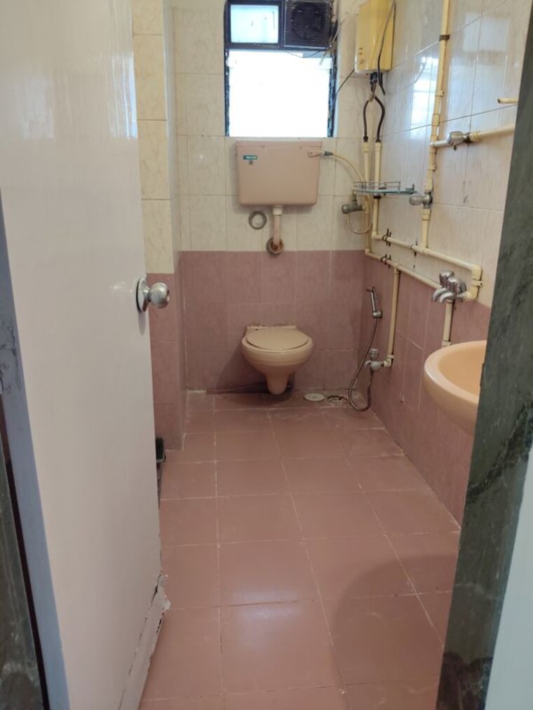 Bathroom, sumeru-chs 2 Bedroom 750 Sq.Ft. Apartment In Andheri West Mumbai 10462059