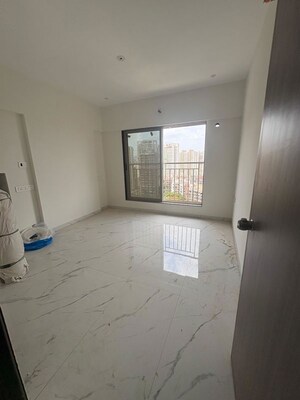 Room in 2 BHK Apartment at Hum Solaris, Kandivali West – for Rent