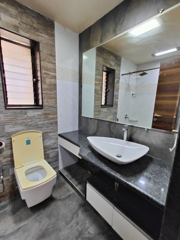 Bathroom, lokhandwala complex 4 Bedroom 1800 Sq.Ft. Penthouse In Lokhandwala Complex Mumbai 10462141