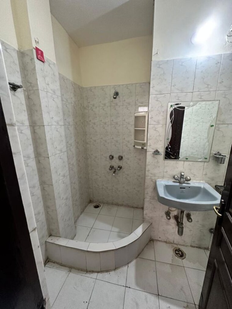 Bathroom, sushant lok ii 3 Bedroom 300 Sq.Yd. Builder Floor In Sushant Lok ii Gurgaon 10462149