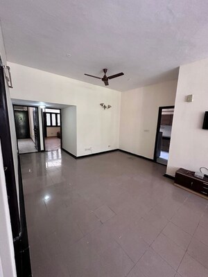 Room in 3 BHK Builder Floor at Sushant Lok ii – for Rent