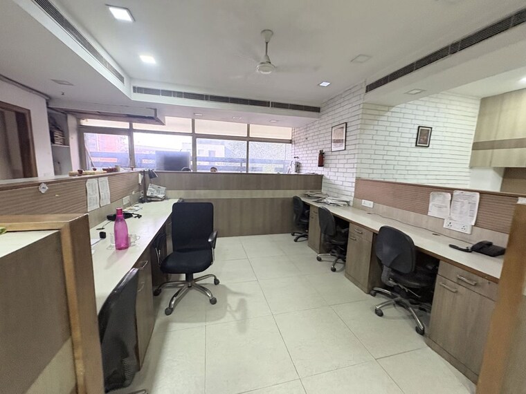 Team Area, netaji subhash place Commercial Office Space 2500 Sq.Ft. In Netaji Subhash Place Delhi 10462153