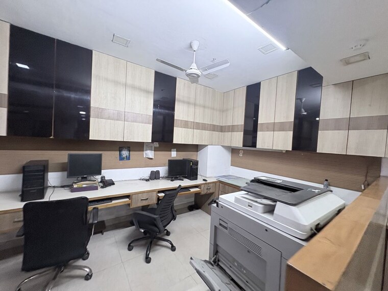 Team Area, netaji subhash place Commercial Office Space 2500 Sq.Ft. In Netaji Subhash Place Delhi 10462153